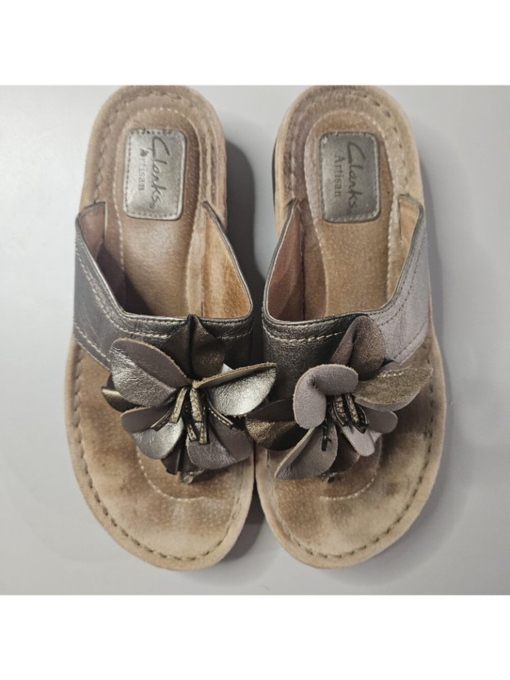 Clark’s Women’s Size 7.5 M Artisan Metallic Bronze Flower #31603 Thong Sandals - Picture 3 of 9